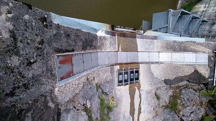 Geofone, die sich auf der Unterseite dieses Stahlplattenbandes befinden, zeichnen Erschütterungen auf und messen so den Geschiebetransport kontinuierlich. Bild: WSL