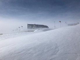 In der Antarktis transportiert der Wind enorme Mengen von Schnee und beeinflusst so die Wasserbilanz dieser für das weltweite Klima wichtigen Zone. (Foto: Hendrik Huwald)