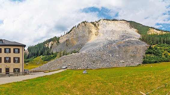 Beim Bergsturz in Brienz vom 16. Juni 2023 wälzten sich 1,2 Millionen Tonnen Gestein ins Tal. (Foto: Geopraevent) 