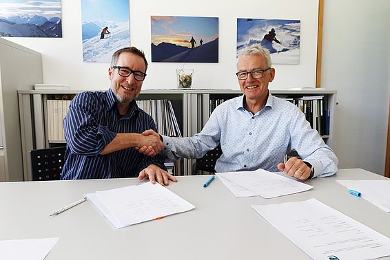 SLF-Leiter Jürg Schweizer (rechts) und der neue CEO der RAMMS AG Marc Christen unterzeichnen die Verträge für das neue Spin-off. (Foto: Jochen Bettzieche / SLF)
