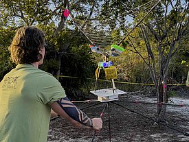 Das ETHBiodivX Robotikteam startet ein Baumkronenfloss, das mit Kameras, bioakustischen Sensoren sowie Licht- und Klebfallen bestückt ist. (Bild: Luca Desiderato and Veronica Condello / ETHBiodivX)