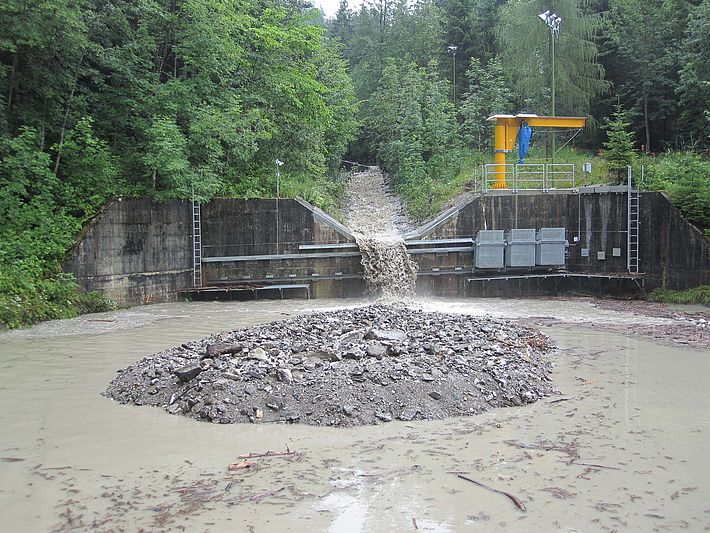 Das Geschiebe sammelt sich im Rückhaltebecken an. Bild: WSL