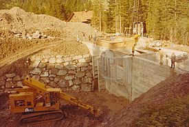 Der Bau des Geschiebesammlers und der neuen Abflussmessstation Erlenbach begann 1982. Die Anlage ging 1983 in Betrieb. Bild: WSL