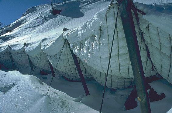 Bis an den Rand gefülltes Schneenetz im Winter 1999 bei Davos. (Foto: Stefan Margreth / SLF)