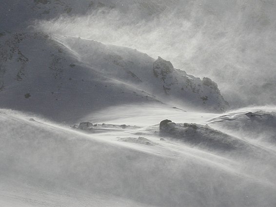 In den Alpen bildet vom Wind verfrachteter Schnee häufig Schichten, die Schneebretteigenschaften haben. (Foto: Christian Rixen)