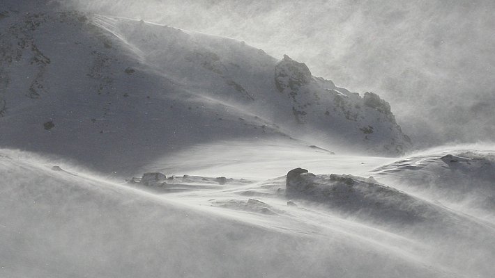 In den Alpen bildet vom Wind verfrachteter Schnee häufig Schichten, die Schneebretteigenschaften haben. (Foto: Christian Rixen)